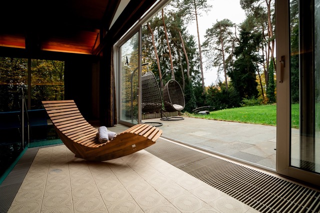 Liege im Poolbereich mit Blick in den grossen Garten